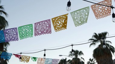 Meksika delikli papel picado bayrağı, festival bayrakları, kağıt mendil çelengi.
