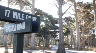 Sahne 17 mil sürüş tahtadan yol işareti, California. Kıyı turizmi gezisi.