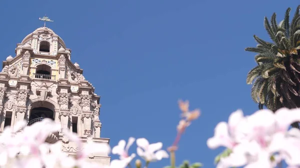 Španělská koloniální obnovovací architektura, zvonice, květiny, San Diego Balboa Park — Stock fotografie