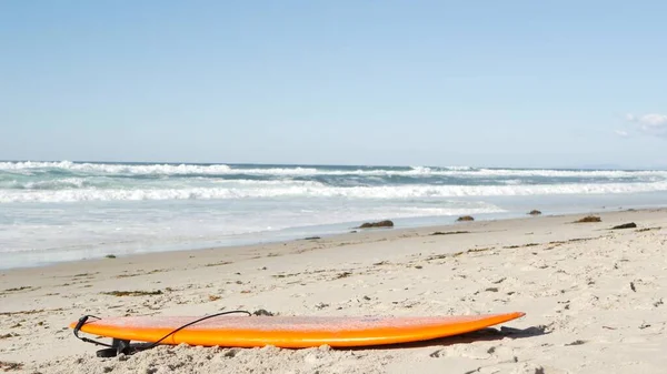 美国加利福尼亚海岸海滩沙滩上冲浪的冲浪板。海洋波浪. — 图库照片