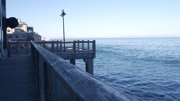 Waterfront boardwalk, Monterey California. Beachfront aquarium on Cannery Row. — Stock Photo, Image