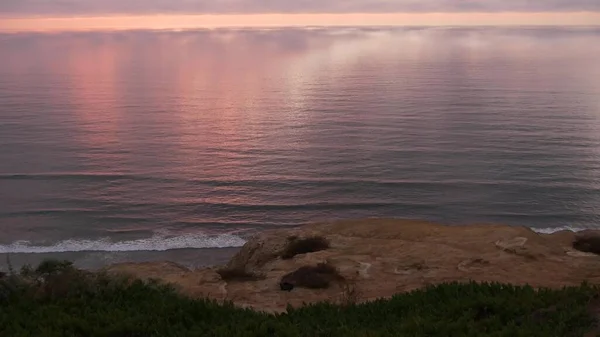 劇的な夕日、空と雲。トーリー・パインズカリフォルニア海岸海の水 — ストック写真