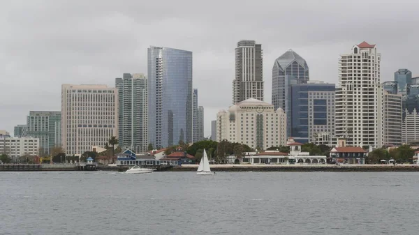 Skyline der Innenstadt, Stadtbild von San Diego, USA. Hochhaus am Hafen. — Stockfoto