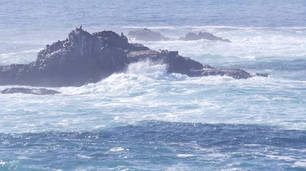 Skalna skała klifu, plaża oceaniczna, Point Lobos, wybrzeże Kalifornii. Rozpadające się fale. — Zdjęcie stockowe