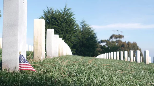 Tombstone and american flag, national military membership cemetery in USA. — стокове фото