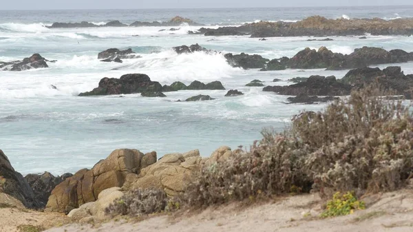 Rocky craggy óceán partján, tengervíz hullámok lezuhan sziklák, Monterey California — Stock Fotó