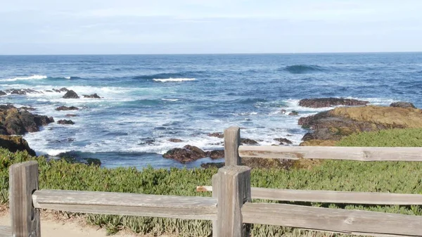 17 milhas de carro, Monterey, Califórnia. Costa oceânica rochosa e escarpada, ondas. Suculentas — Fotografia de Stock