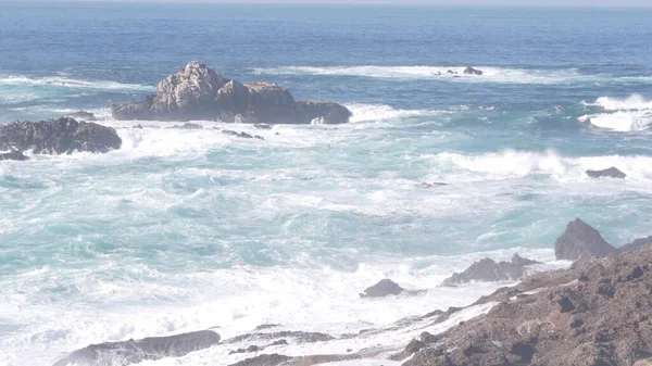 Skalna skała klifu, plaża oceaniczna, Point Lobos, wybrzeże Kalifornii. Rozpadające się fale. — Zdjęcie stockowe