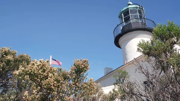 Torre del faro de la vendimia, casa de luz retro, faro blanco clásico anticuado. — Foto de Stock