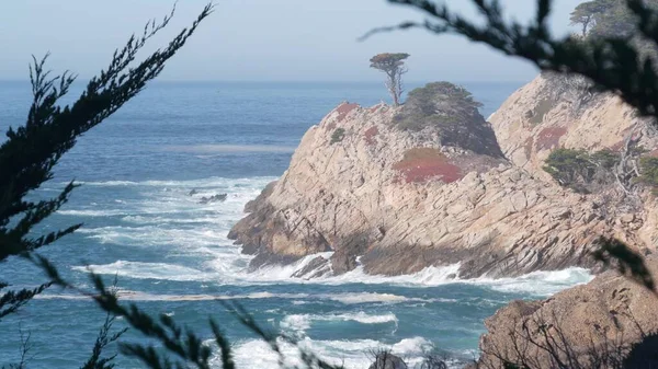 Skalní útes, oceánská pláž, Point Lobos, Kalifornské pobřeží. Havárie vln. — Stock fotografie