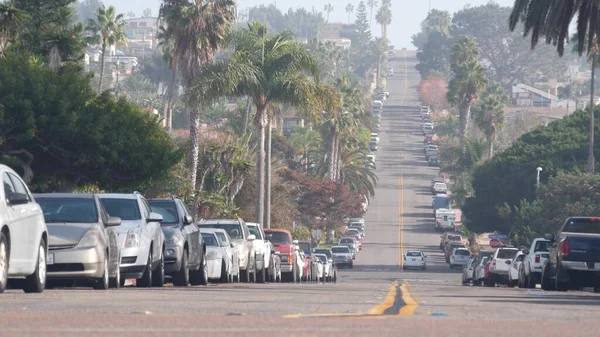 California banliyösünde bir yerleşim bölgesi. Şehirde arabalar ve palmiye ağaçları. — Stok fotoğraf