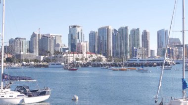 Yat marinada, şehir merkezi silueti, San Diego şehir merkezi, Kaliforniya, ABD.