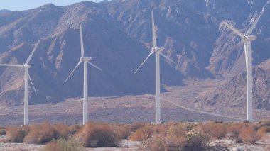 Rüzgar santralleri, rüzgar jeneratörleri. Çöl rüzgâr çiftliği, ABD.