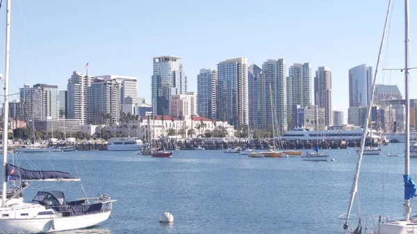 Yachten im Yachthafen, Skyline der Innenstadt, Stadtbild von San Diego, Kalifornien, USA. — Stockfoto