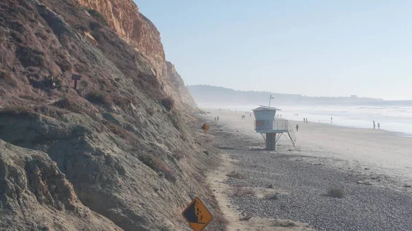 Falaise escarpée, roche ou falaise, côte californienne. Personnes marchant, Torrey Pines plage — Photo