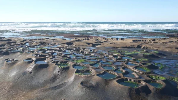 Eroded tide pool rock formation in California. Zone de marée intertidale littorale — Photo