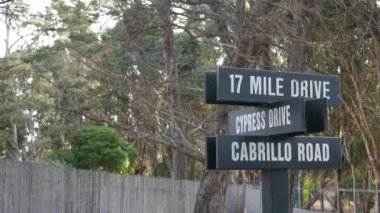 Sahne 17 mil sürüş tahtadan yol işareti, California. Kıyı turizmi gezisi.