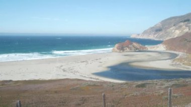 Pasifik Sahili Otoyolu 1 'de küçük bir sur nehri sahili. Deniz dalgaları Big Sur, California