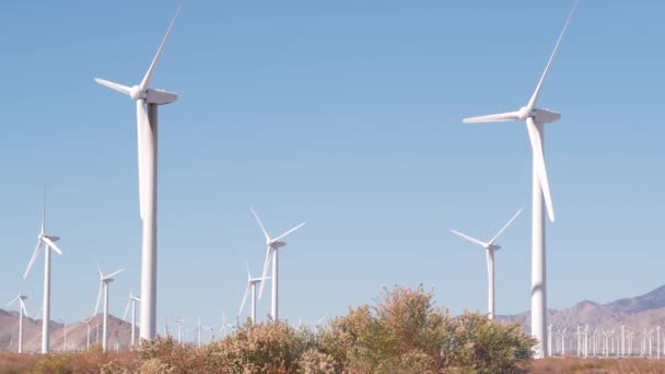 Větrné mlýny na větrné farmě, generátory energie větrných mlýnů. Desert windfarm, USA. — Stock video