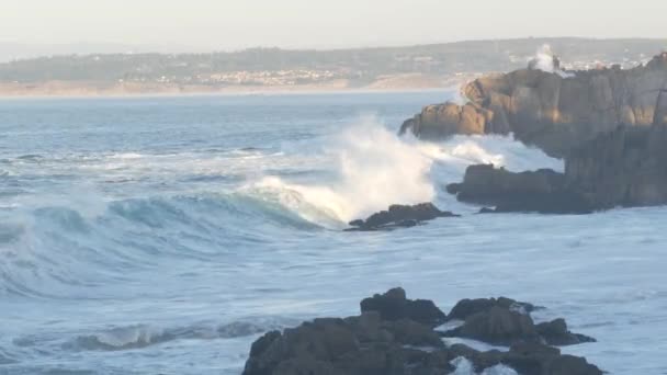 Rocky craggy ocean beach, sea waves crashing on shore, Monterey California coast — Vídeos de Stock