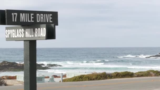 Scenic 17-mijl rijden verkeersbord, Monterey Californië. Roadtrip langs de oceaankust. — Stockvideo