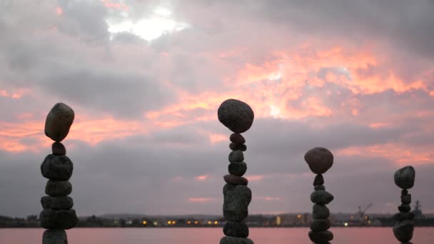 Kamień balansowania i zachmurzone dramatyczne niebo na zachodzie słońca. Stos kamieni w równowadze. — Wideo stockowe