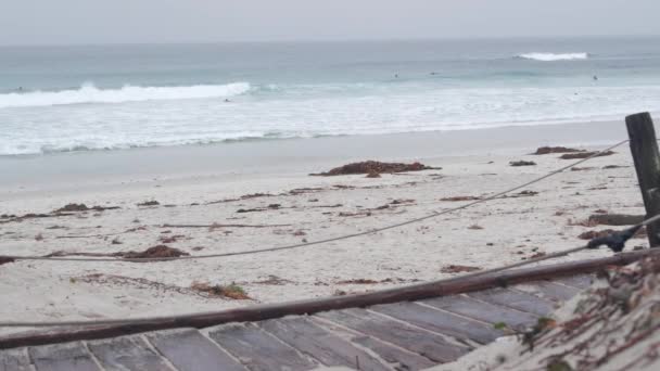 Ocean Beach homokos dűnék, Kalifornia ködös partjai. Ködös esős idő, hideg tenger. — Stock videók