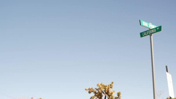 Каліфорнійський дорожній знак, США. Подорож до національного парку Джошуа - Трі.. — стокове відео