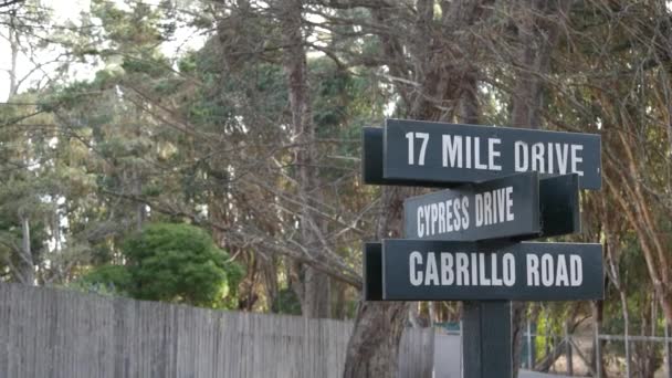 風光明媚な17マイルの木製の道路標識、カリフォルニア州ドライブ。海岸観光道路の旅. — ストック動画