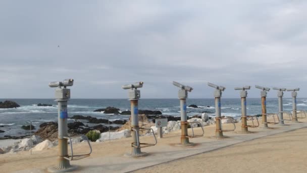 静止双眼鏡、望遠鏡、タワービューア、スパイガラスまたはスコープ、海のビーチ. — ストック動画