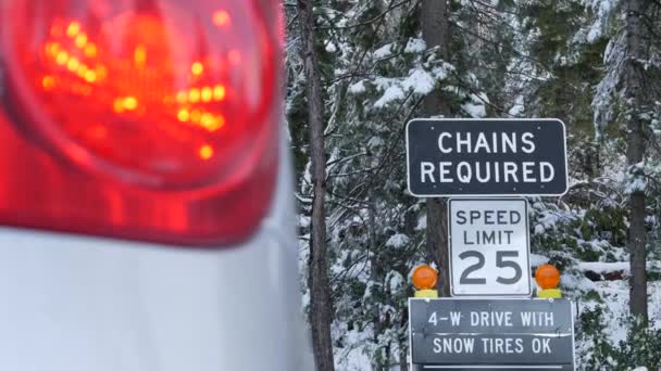Kedjor eller snödäck krävs vägskylt, Yosemite vinterskog, Kalifornien USA. — Stockvideo