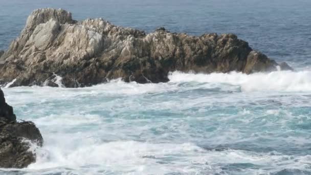 Βράχος στο γκρεμό, παραλία του ωκεανού, Πόιντ Λόμπος, ακτή της Καλιφόρνια. Κύματα που συγκρούονται. — Αρχείο Βίντεο