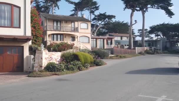 Via suburbana, quartiere residenziale, case o case, architettura californiana. — Video Stock