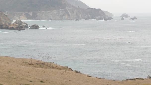 Bixby Creek Bridge, oceaan, mistig mistig weer. Californische Pacific kust snelweg — Stockvideo