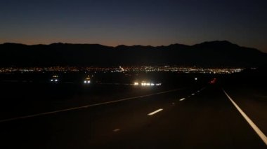 Gece çöl vadisi yolunda araba, alacakaranlıkta karayolu. Amerika 'ya yolculuk.
