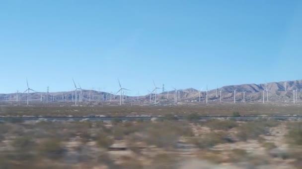 Moinhos de vento no parque eólico, geradores de energia eólica. Parque eólico do deserto, EUA. — Vídeo de Stock