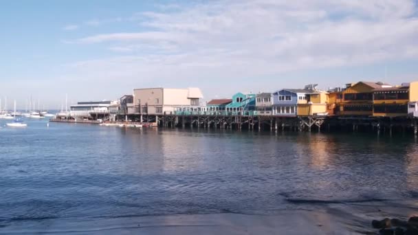 Färgglada trähus på högar eller pelare, Old Fishermans Wharf, Monterey Bay. — Stockvideo