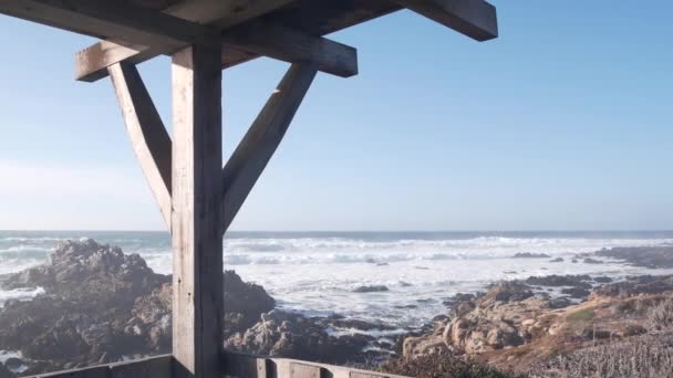 Grandes olas de mar estrellándose, playa rocosa escarpada, costa del océano de California, cenador alcoba — Vídeos de Stock