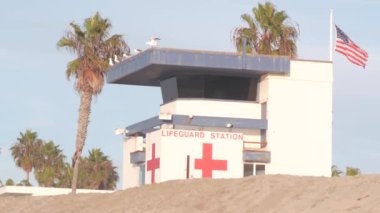 Cankurtaran standı, kule ya da istasyon, sörf güvenliği, California plajı, palmiye ağaçları.