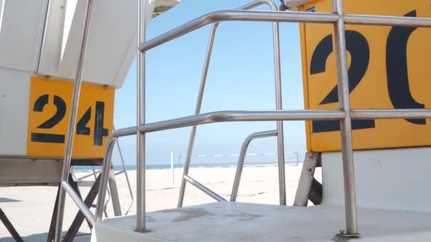 Stojan pro záchranáře nebo věž pro surfování, California Ocean Beach, USA. — Stock video