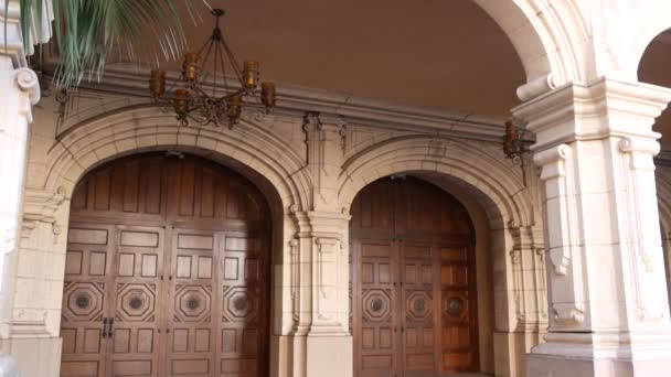 圣地亚哥巴尔博亚公园西班牙殖民复兴建筑、拱门和柱子 — 图库视频影像