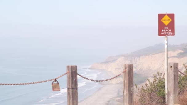 カリフォルニア海岸の浸食、急な崖、岩または崖。トーリーパインズ公園を見下ろす — ストック動画