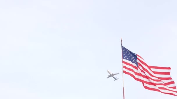 Aereo che vola in cielo, bandiera americana che sventola, California USA. Viaggi o turismo. — Video Stock