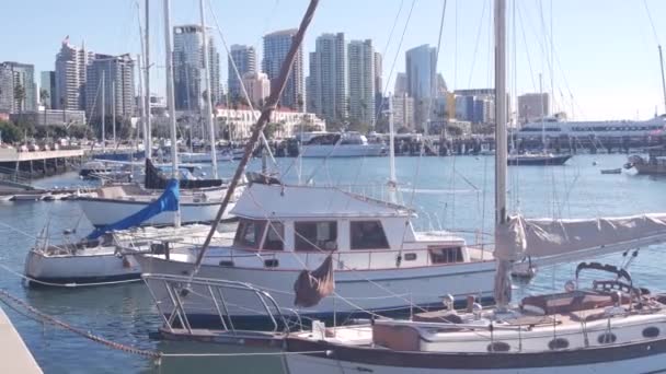 Jachty v Marina, centrum města panorama, San Diego cityscape, Kalifornie, USA. — Stock video