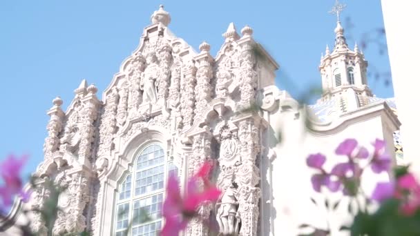 Arquitetura de renascimento colonial espanhol, Bell Tower, flor, San Diego Balboa Park — Vídeo de Stock