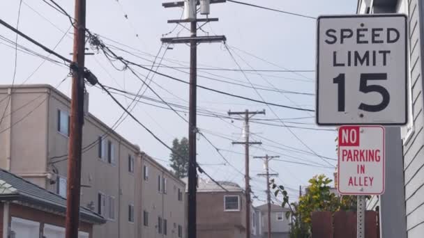 駐車場の道路標識はありません,カリフォルニア州.電線、電線、電柱、パイロン — ストック動画