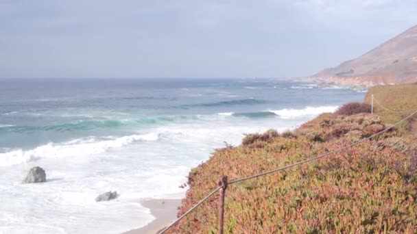 Big pacific ocean waves crashing, empty beach California coast, sea and mountain — Stock Video