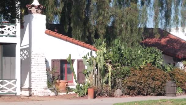 Casa velha mexicana branca, janela e jardim, planta suculenta do cacto, Califórnia. — Vídeo de Stock