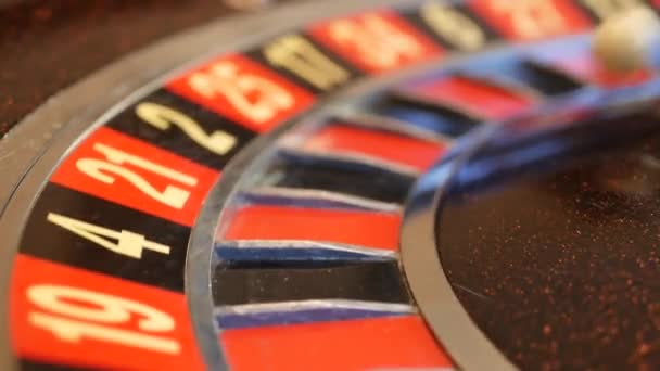 Balle sur table de roulette au casino. Roue tournant, tournant, tournant. Vert zéro. — Video