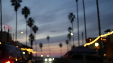 Ocean Beach 'te palmiye ağaçları, Kaliforniya' da alacakaranlık ışıkları, San Diego, ABD.